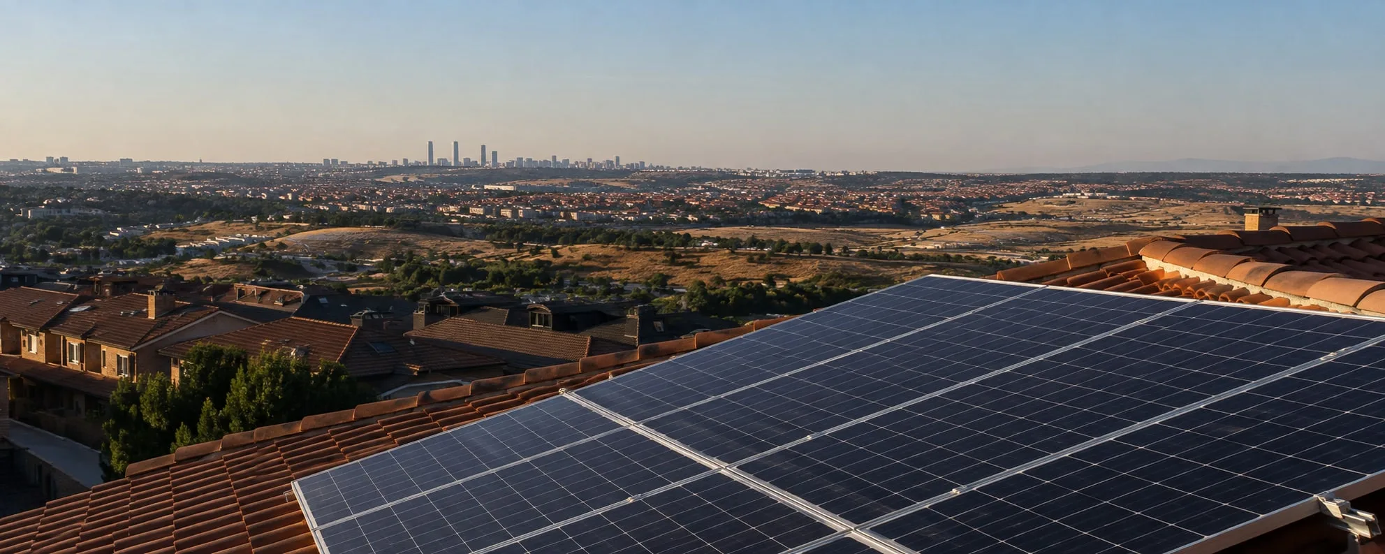 Paneles solares sobre una vivienda de la Comunidad de Madrid, zona de servicio de Getafe