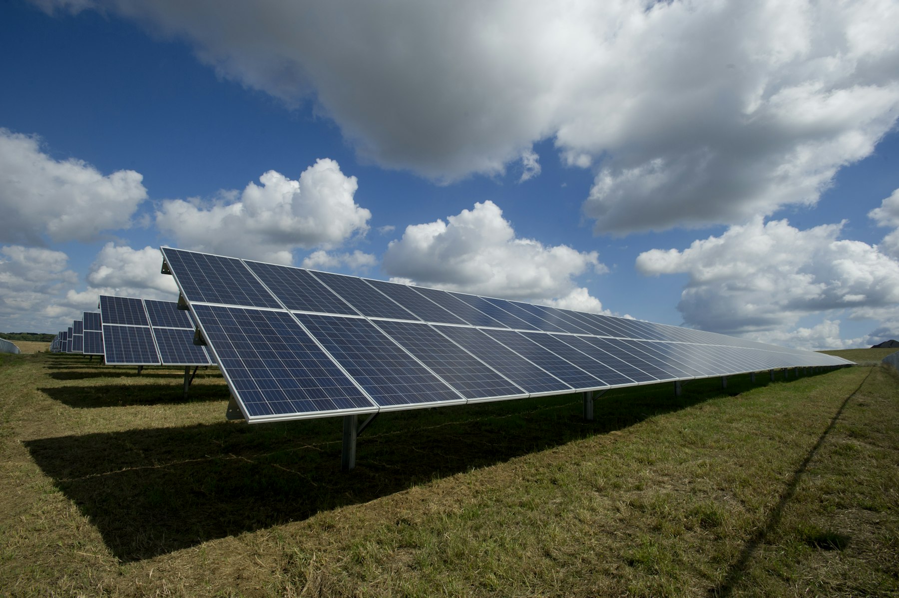 Instalación de paneles solares al aire libre