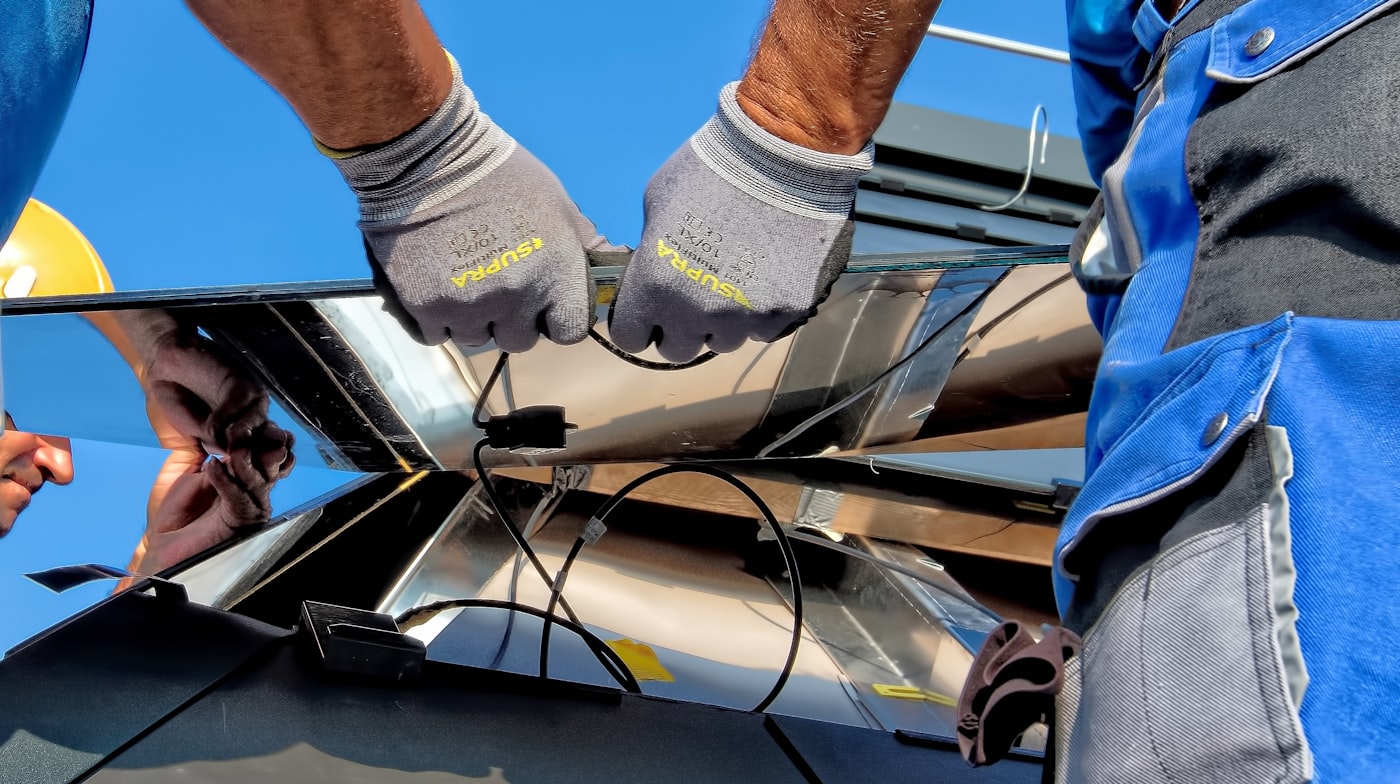 Detalle de una instalación de módulos fotovoltaicos