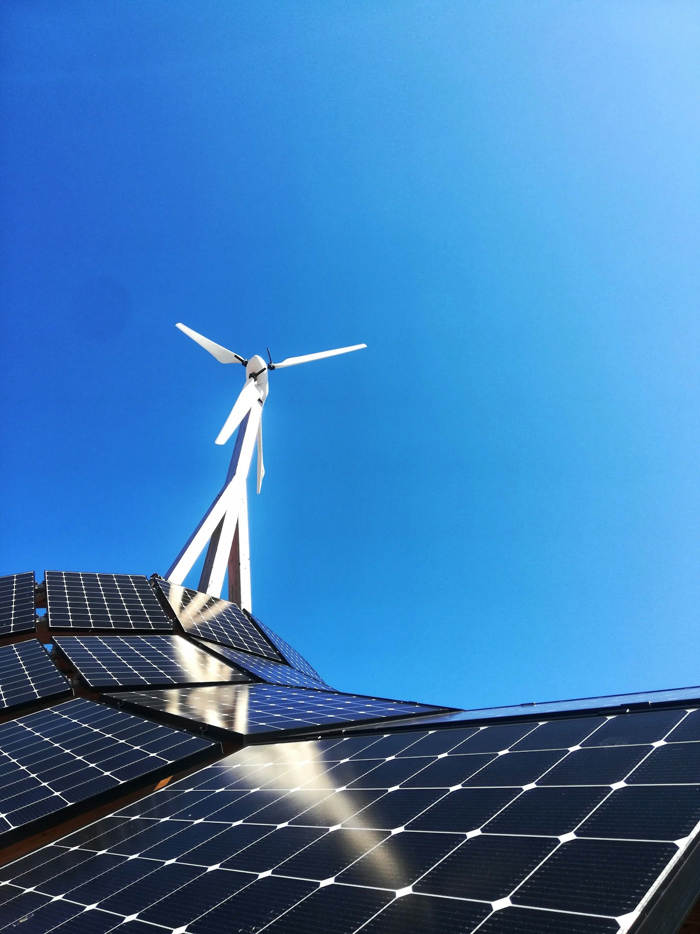 Paneles solares instalados sobre un tejado